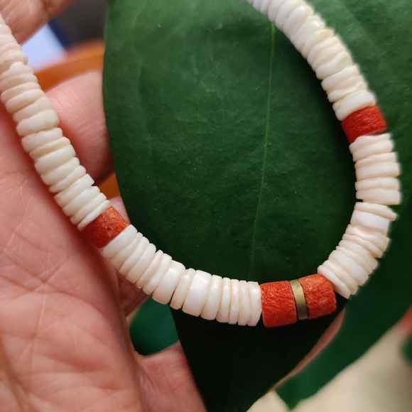 White Puka Shells and Red Coral Stems Graduated Necklace - Picture 7 of 8